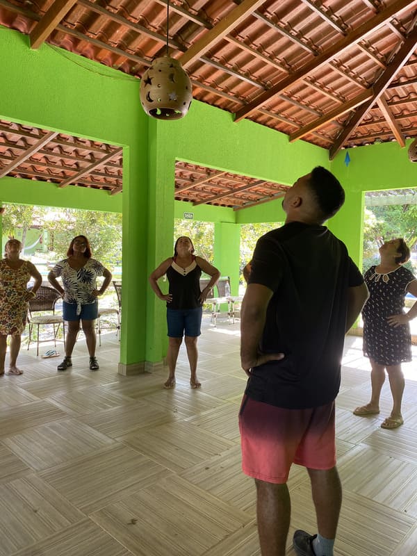 Idosos praticando atividades físicas na Casa de Repouso Rede Jardins, desfrutando de um ambiente seguro e acolhedor com um profissional especializado.