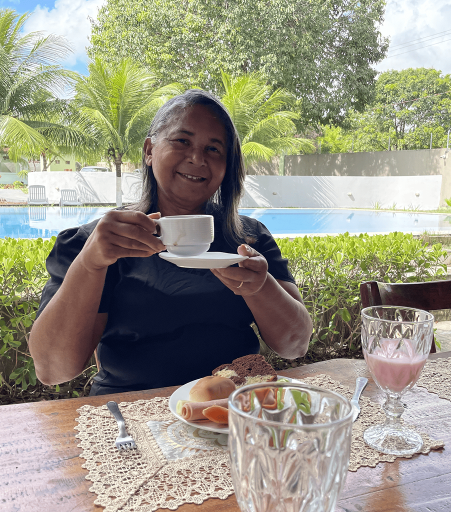 Idosa sorrindo com seu café da manhã nutritivo