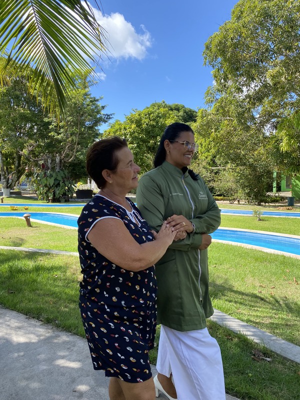 Idosa recebendo cuidados especializados na Casa de Repouso Rede Jardins, com equipe especializada e ambiente seguro