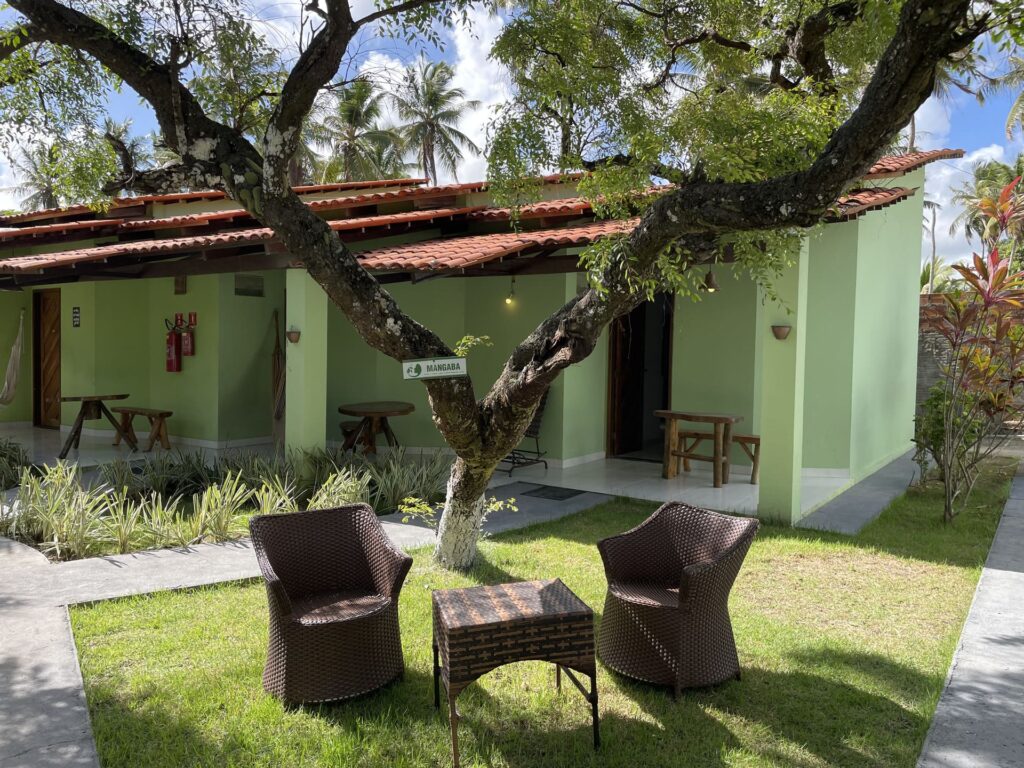 Hotel Residência Repouso Rede Jardins cercada por jardins e piscina, oferecendo hospedagem para viajantes em João Pessoa