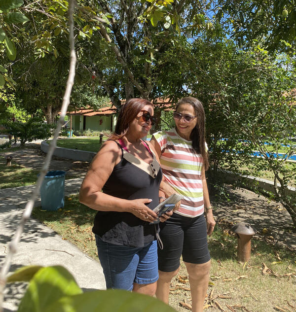 Idosas sorridentes passeando ao ar livre na Casa de Repouso Rede Jardins, desfrutando de um ambiente seguro e acolhedor