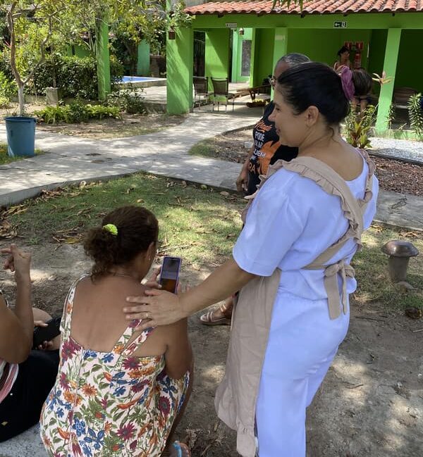 Idosa recebendo cuidados especializados na Casa de Repouso Rede Jardins, com equipe especializada e ambiente seguro