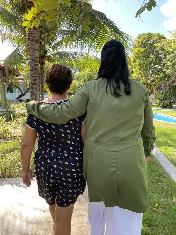Idosa recebendo cuidados especializados na Casa de Repouso Rede Jardins, com equipe especializada e ambiente seguro