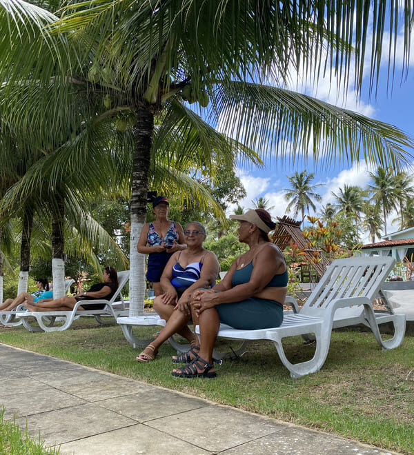 Idosos participando de atividades recreativas e terapêuticas na Casa de Repouso Rede Jardins, em um ambiente acolhedor e seguro.