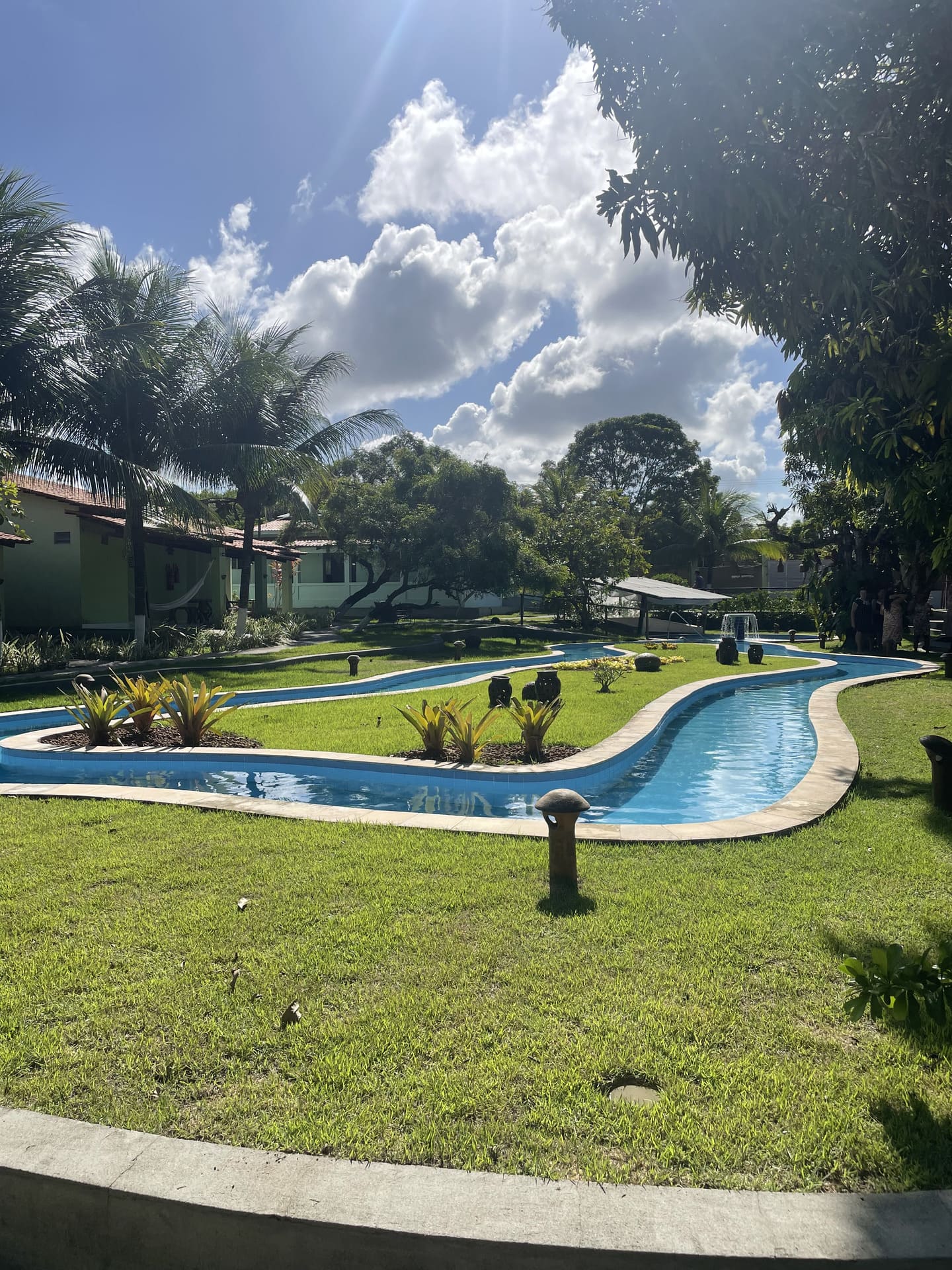 Casa de Repouso Rede Jardins cercada por natureza, com jardins, piscina e ampla área verde para os idosos