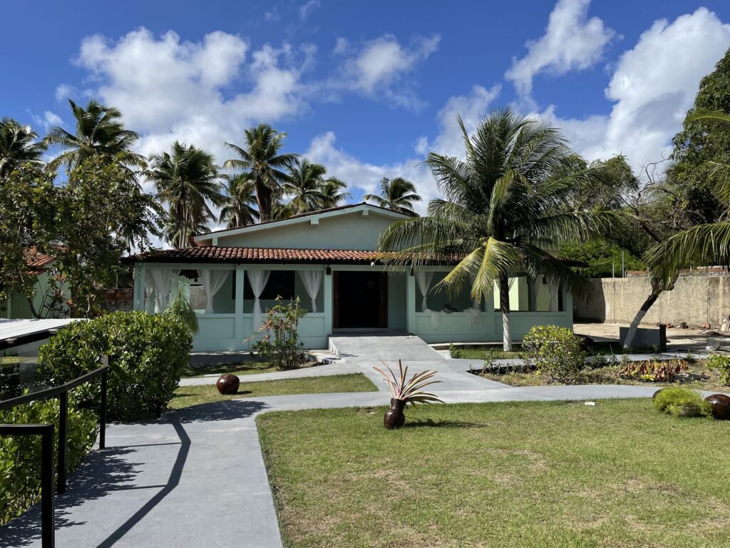 Casa de Repouso Rede Jardins cercada por natureza, com jardins, piscina e ampla área verde para os idosos